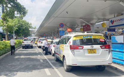 TP. Hồ Chí Minh: Từ ngày 1/4 taxi vào đón khách ở sân bay sẽ bị thu phí 25.000 đồng như xe công nghệ