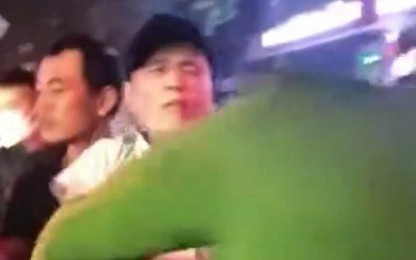 Video: Người đàn ông ở Thanh Hoá tát công an khi bị dừng xe kiểm tra