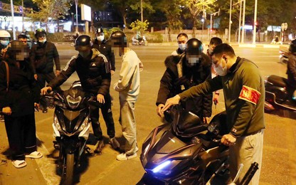 Hà Nội: Tạm giữ "nữ quái độ pô" cùng 20 quái xế náo loạn đường phố trong đêm