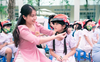 Honda Việt tặng mũ bảo hiểm và đào tạo kiến thức an toàn giao thông cho học sinh
