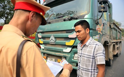 Hà Nội: CSGT phối hợp bắt xe "hổ vồ" chở quá tải sau phản ánh của Tạp chí Giao thông vận tải