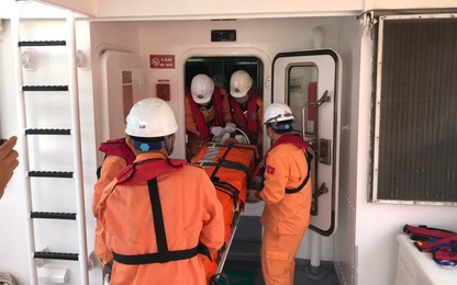 Khẩn cấp cứu thuyền viên tàu chở dầu nước ngoài gặp nạn, nguy hiểm tính mạng