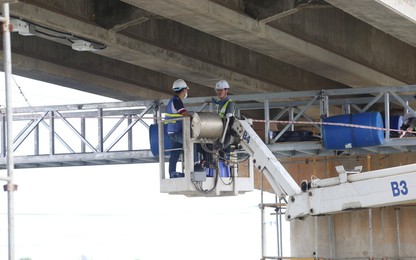 Lắp thiết bị giám sát an toàn công trình trên 2 cây cầu ở Quảng Nam