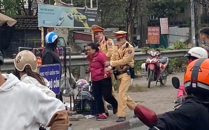 CSGT chặn bắt người phụ nữ cướp điện thoại ở Hà Nội đang trên đường tẩu thoát