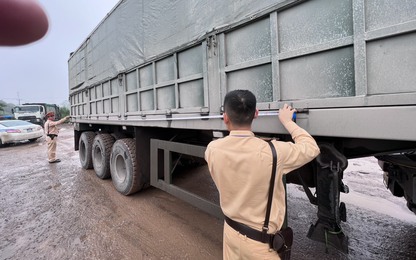 Hà Nội: CSGT trinh sát bắt xe container cưa nóc, chở quá tải trên 260%