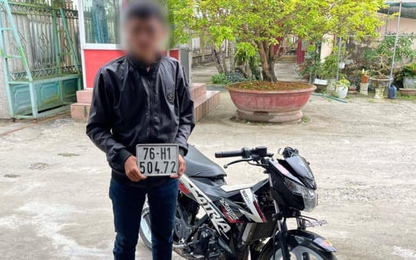 Phạt nặng nam thanh niên "làm xiếc" với xe máy trước trụ sở công an