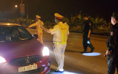 Tuyên Quang: Cảnh sát giao thông - Cơ động phối hợp chặn bắt "ma men" trên quốc lộ