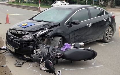 Video: Đi xe máy ngược chiều tốc độ cao, hai thanh niên tông ôtô con đang sang đường