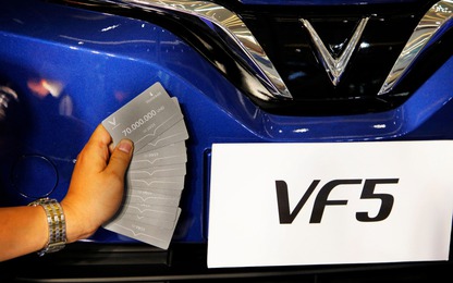Thế giới xe tuần qua: Giá Honda Vision giảm mạnh, xe điện VinFast VF 5 plus đầu tiên đến tay khách hàng