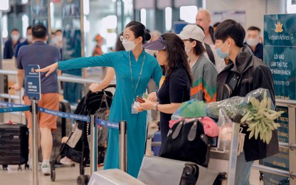 Chùm ảnh: Cảng hàng không Nội Bài tấp nập khách trước kỳ nghỉ lễ