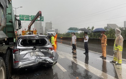 Hà Nội: CSGT "đội mưa" giải quyết va chạm TNGT 5 xe ô tô trên đường Vành đai 3