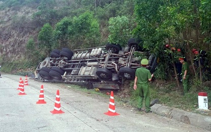 Lật xe tải ở Phú Yên làm 4 người chết, 5 người bị thương