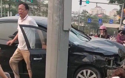 Video khoảnh khắc ôtô con tông liên hoàn khiến 17 người bị thương tại Hà Nội