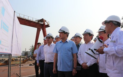 Phó Thủ tướng Lê Minh Khái kiểm tra thực địa, tháo gỡ khó khăn cho công nghiệp tàu thủy Dung Quất