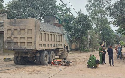 Thanh Hóa: Xe máy kẹp 3 va chạm xe tải “hổ vồ”, ba nam sinh thương vong