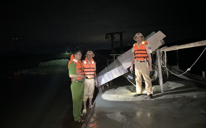 Cảnh sát Bắc Giang truy bắt tàu hút cát trái phép trên sông Lục Nam trong đêm