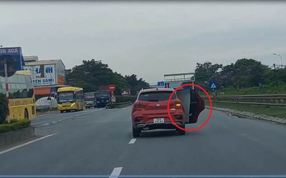 Video cận cảnh tài xế xe con mở cửa xe di chuyển trên Quốc lộ 1A qua Thanh Hoá