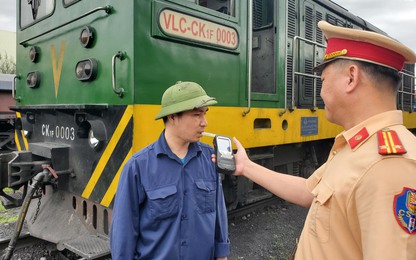 Công an Quảng Ninh kiểm tra nồng độ cồn đối với lái tàu, nhân viên đường sắt