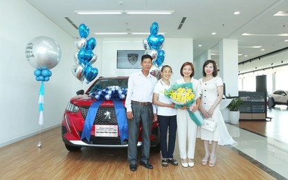 Nguyễn Thị Oanh chính thức nhận chìa khóa xe Peugeot 2008 do Thaco trao tặng