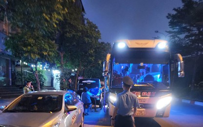 Hà Nội: Thanh tra giao thông hoá trang, quay video xe khách vi phạm lúc rạng sáng