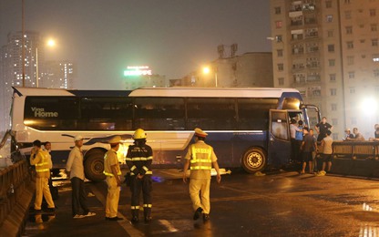 Hà Nội: Xuyên đêm cứu hộ xe khách nằm ngang đường Vành đai 3