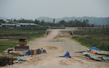 Quảng Nam: Hai cây cầu trăm tỷ "đắp chiếu" vì thiếu đường dẫn