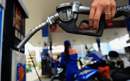Giá xăng tăng lần thứ hai liên tiếp, giá dầu giảm