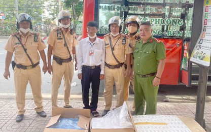 TP.HCM: CSGT phát hiện xe buýt Phương Trang chở 1.700 gói thuốc lá nghi nhập lậu