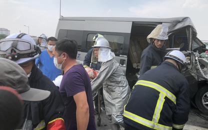 Hà Nội: Cảnh sát dùng cưa cắt cửa xe khách đưa nạn nhân mắc kẹt ra ngoài sau tai nạn