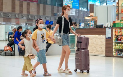 Cận cảnh hành khách tấp nập tại sân bay Nội Bài dịp cao điểm hè 2023