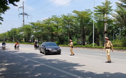 [VIDEO] Cận cảnh CSGT kiên quyết xử nghiêm vi phạm tốc độ trên đường trục phía Nam TP. Hà Nội