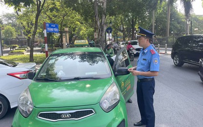 Hà Nội: Thanh tra GTVT vào cuộc xử lý xe taxi Sông Hồng dán logo web cá độ
