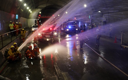 Cận cảnh diễn tập cứu hộ, cứu nạn xe tải bốc cháy trong hầm Hải Vân