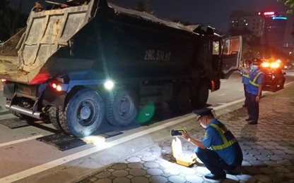 Hà Nội: TTGT, CSGT phối hợp xử lý hàng loạt xe tải "hổ vồ" trên tuyến đê vào ban đêm