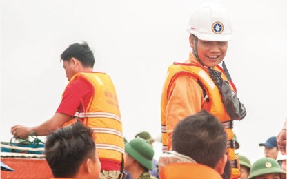 Tôn vinh Thuyền phó tàu tìm kiếm cứu nạn có "Hành động dũng cảm đặc biệt trên biển"