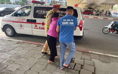 Hà Nội: Chiến sĩ CSGT kịp thời sơ cứu người phụ nữ bị say nắng ngất ngoài đường