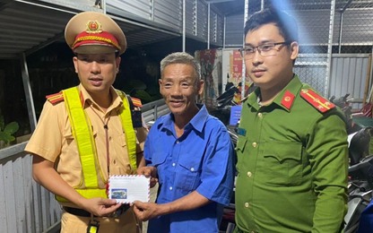 CSGT Quảng Ngãi hỗ trợ cụ ông bị xe khách bỏ rơi giữa đường
