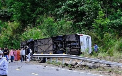 Khánh Hòa: Lật xe khách trên Quốc lộ 27 khiến 20 người thương vong