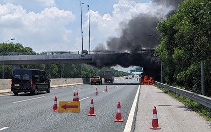 Ôtô bán tải cháy ngùn ngụt trên cao tốc, tài xế và 3 người nước ngoài thoát chết