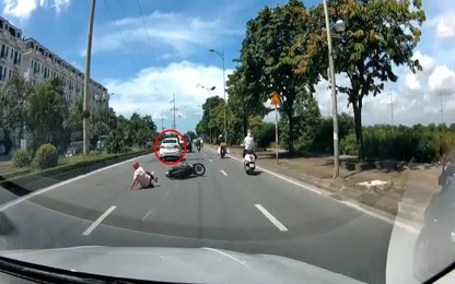 Video: Rùng mình tài xế ôtô cố tình đánh lái chèn ngã người đi xe máy ở Hà Nội