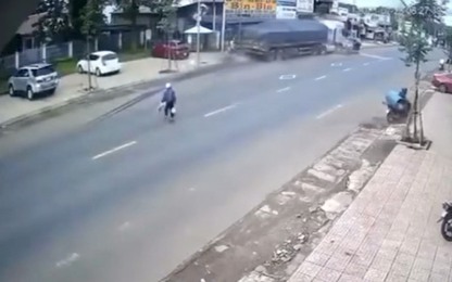 Video: Tránh người phụ nữ sang đường, xe đầu kéo gây tai nạn khiến 1 người tử vong ở Đắk Nông