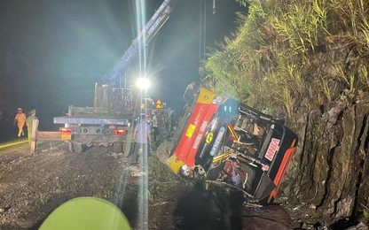 Xác định nguyên nhân ban đầu vụ  xe khách giường nằm bị lật trên tuyến La Sơn-Túy Loan khiến 1 người chết