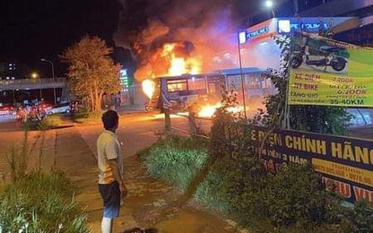 Hà Nội: Cảnh sát điều tra vụ cháy xe buýt gần trạm xăng ở khu công nghiệp Thăng Long