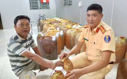 Cảnh sát đường thủy bắt giữ 3 người đàn ông vận chuyển hơn 1.300 lít xăng lậu trên sông Hậu