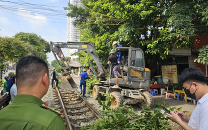 Cận cảnh liên ngành xử lý "điểm nóng" vi phạm hành lang an toàn đường sắt ở Hà Nội