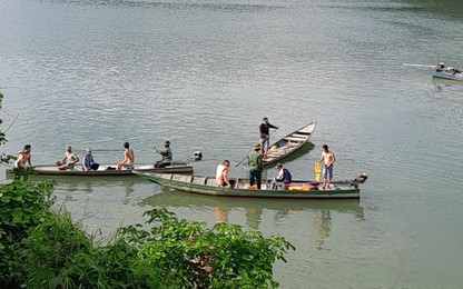 Ghe chở 8 người bị lật trên lòng hồ thủy điện ở Quảng Nam, 2 người chết và mất tích