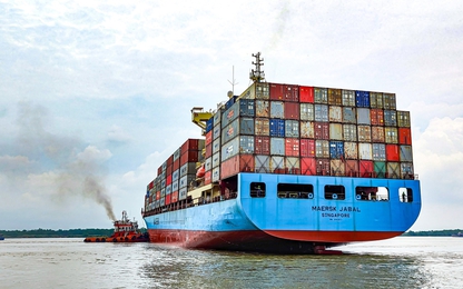 Cận cảnh tàu container lớn nhất của hãng tàu Maersk từng vào khu vực cảng Hải Phòng