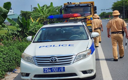 CSGT Hà Nội kết hợp “ngụy trang” cắm chốt, tuần tra chặn bắt xe quá tải dọc tuyến đường Cienco 5