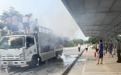 Cán bộ, chiến sĩ Công an Bắc Giang kịp dập lửa trên xe tải chở phế liệu bốc cháy giữa đường 
