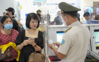Cận cảnh hành khách sử dụng tài khoản VneID làm thủ tục đi tàu bay
